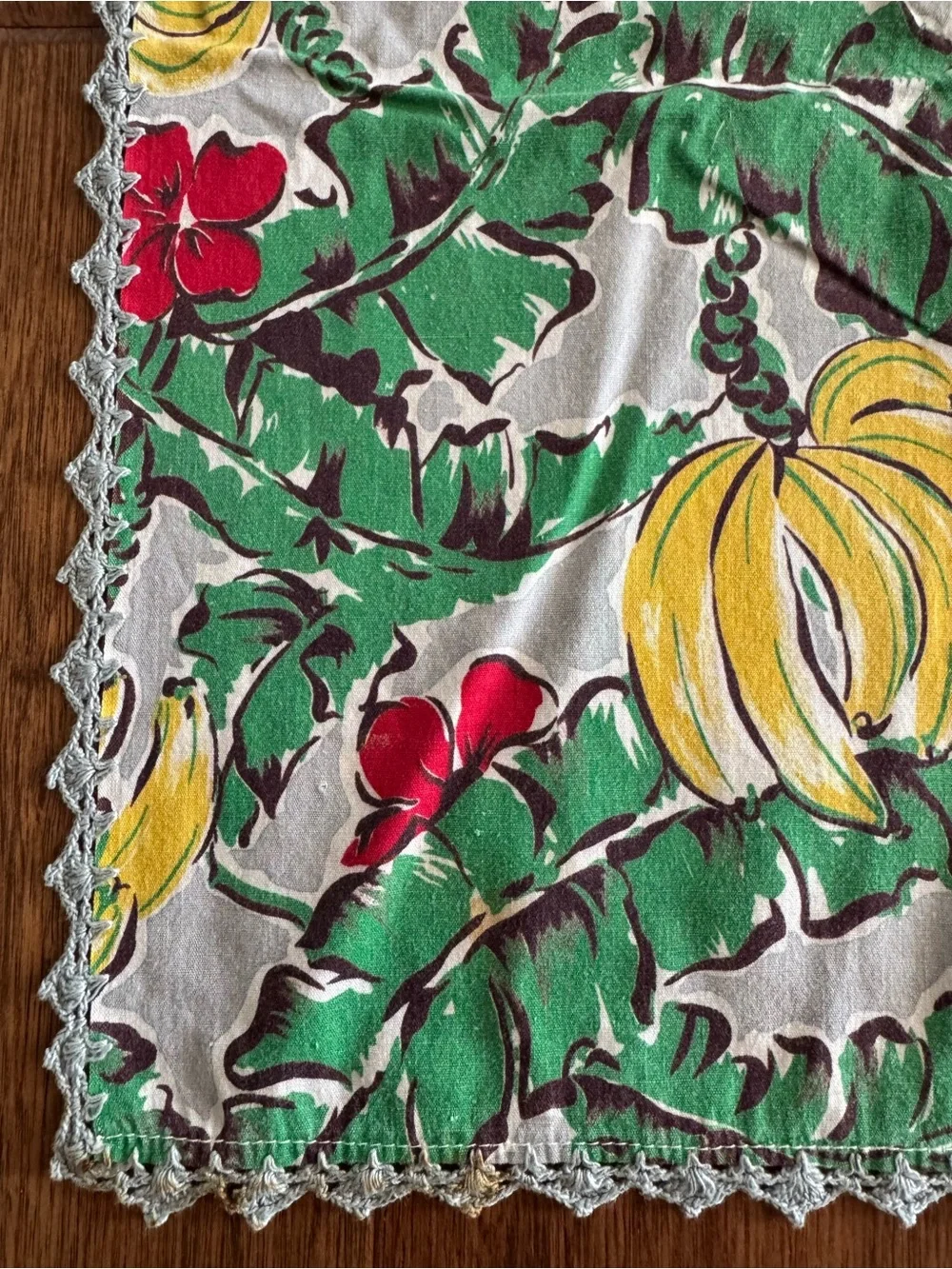 Vintage 1950’s Tropical Banana Hibiscus Tablecloth 34“ Square Crochet Edge MCM